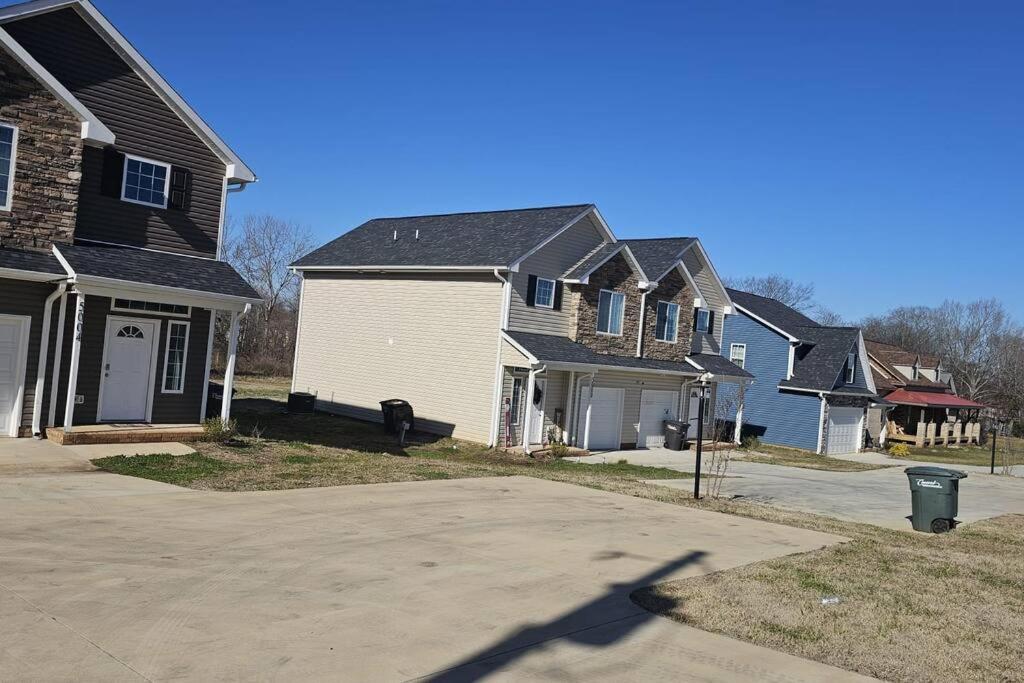 Gorgeous 3 Bedroom Home With Cable Tv In All Rooms & Free Wi-Fi Concord Exteriör bild